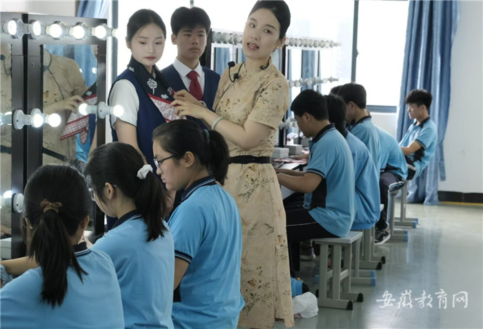 �ߺ��߼�ְҵ����ѧУԲ�����2024����ߺ�����Сѧ��ְҵ����